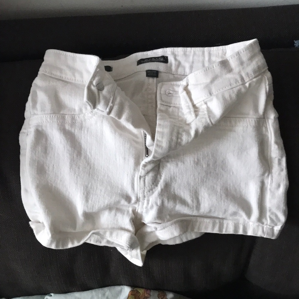 White denim shorts size 00/24R
